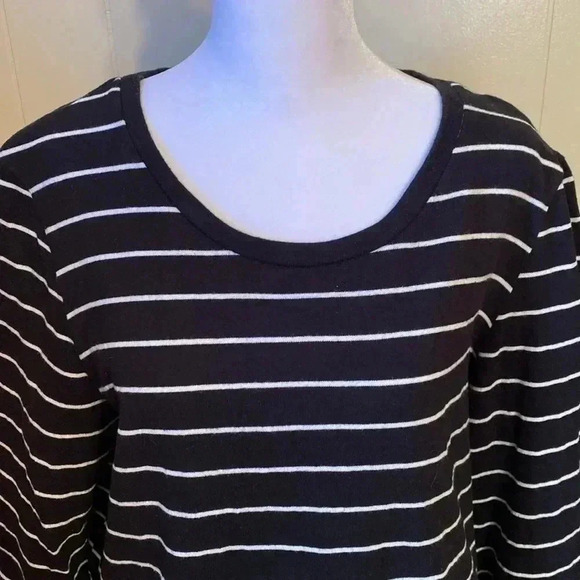 Dip Black with White Striped, Cropped Tie at the Bottom, 3/4 Sleeve Large Top. - Picture 3 of 12